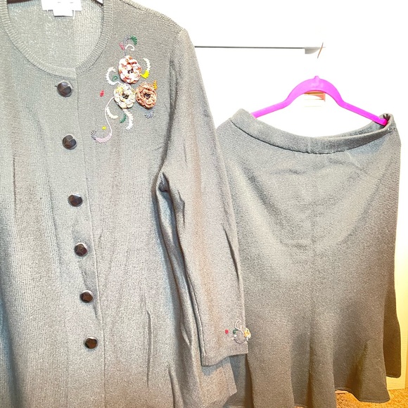 SALE!!! Beautiful knit suit by J.S.S. Will fit size 12-16. Color is dark olive. - Picture 2 of 3